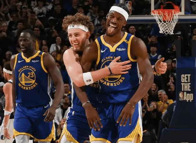 勇士双核联手出击,球队战术轮转得当 勇士双核联手出击,球队战术轮转得当