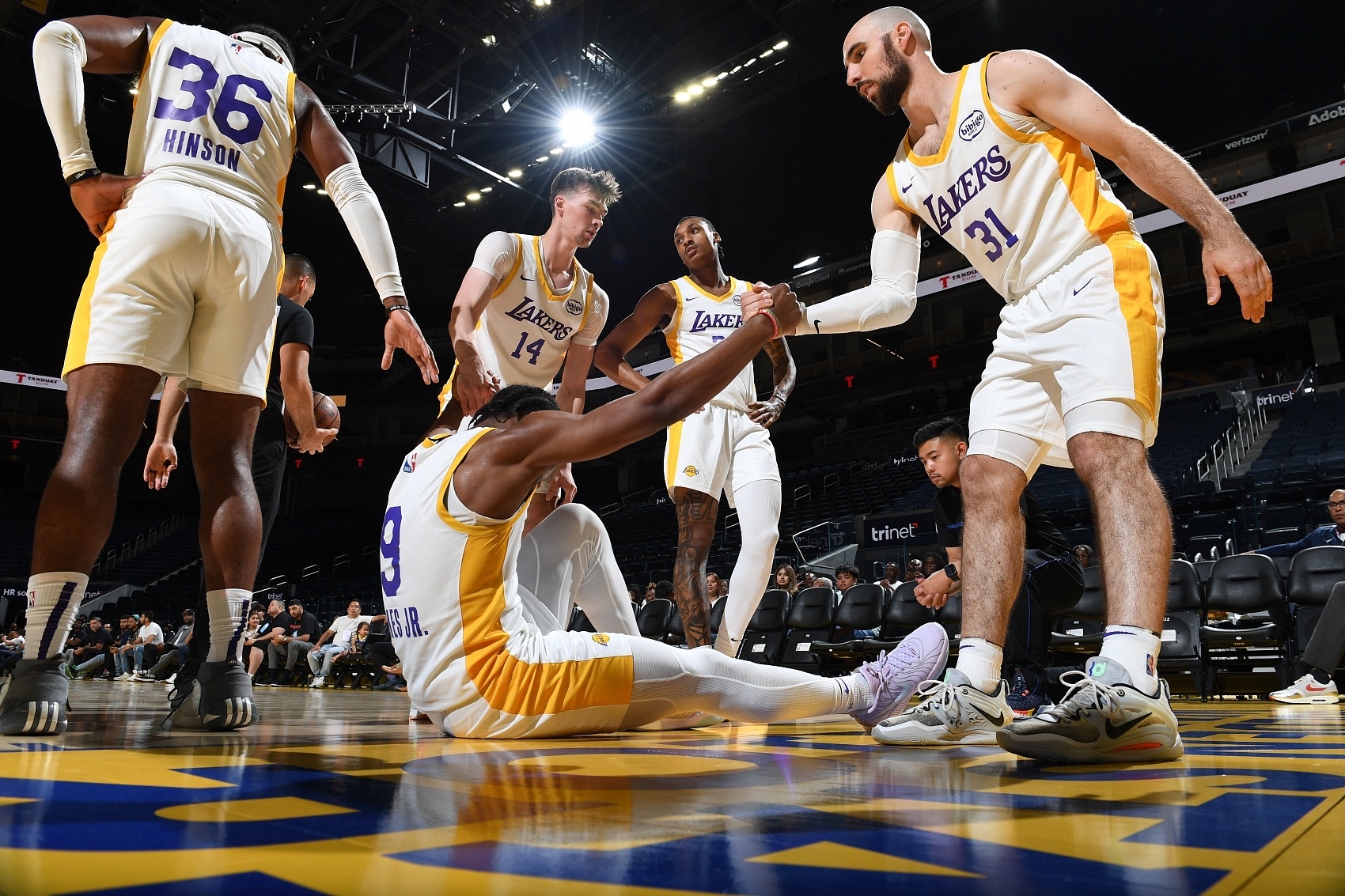 热火对阵湖人，NBA比赛争夺激烈