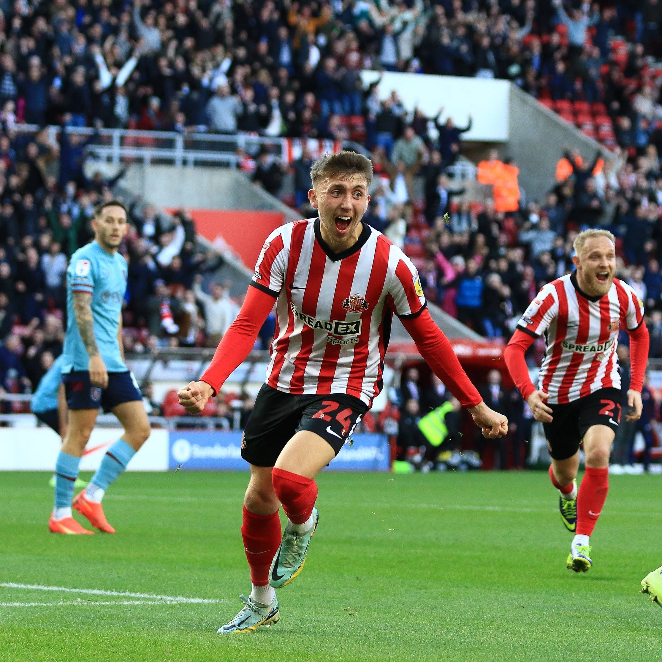 九游娱乐app下载-英超焦点战役即将展开，球员备战紧张