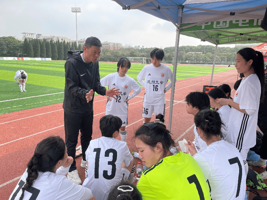 九游官网-足球比赛女子队伍展现团队合作