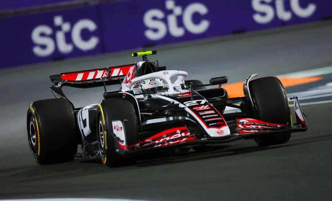 关于红牛二队鏖战哈斯车队，塞恩斯高光表现的信息