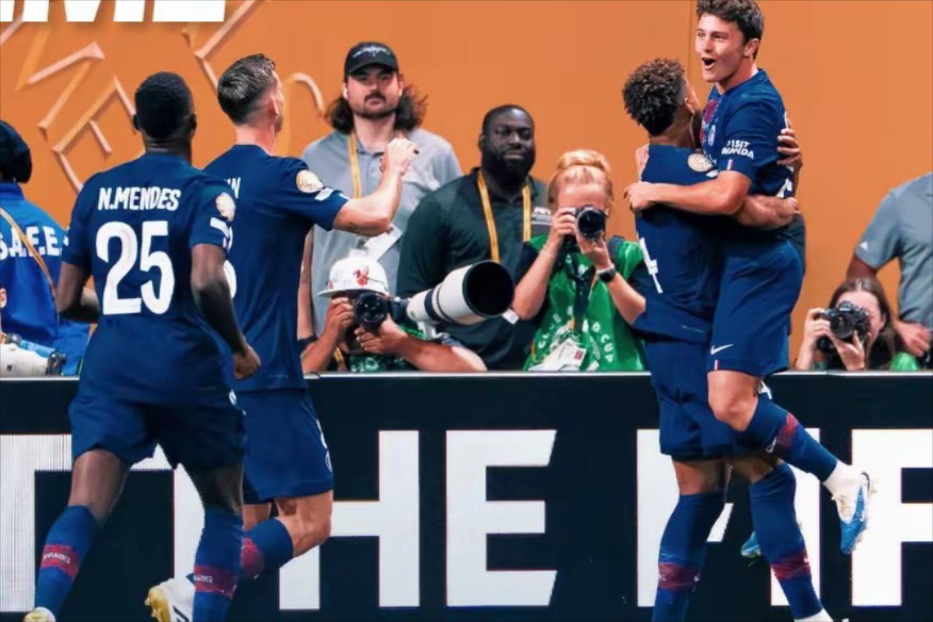 九游游戏-包含法国队鏖战德国队，黄鸭组合统治全场的词条