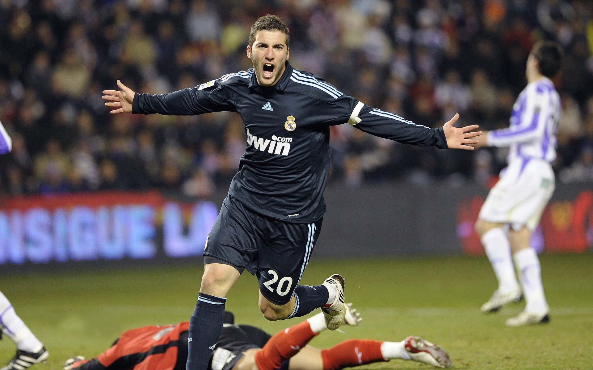 丹麦童话与武士之殇,萨内点燃的不仅是赛场,更是足球哲学的对决